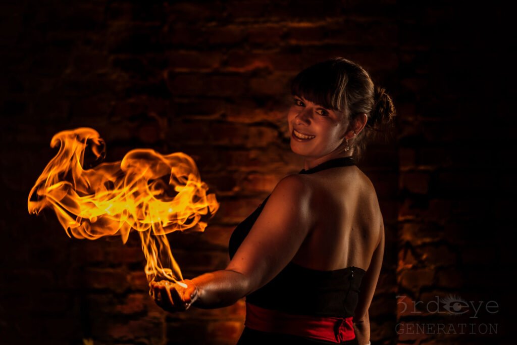Louise Hampe - Feuershow Feuerkünstler Feuerspucker Feuerschlucker Hochzeitsfeuershow buchen