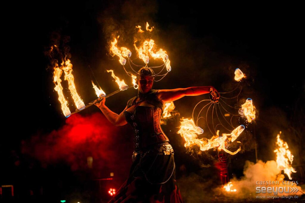 Fantasy-Feuershow Feuerkünstler Feuerspucker Feuerschlucker Hochzeitsfeuershow buchen