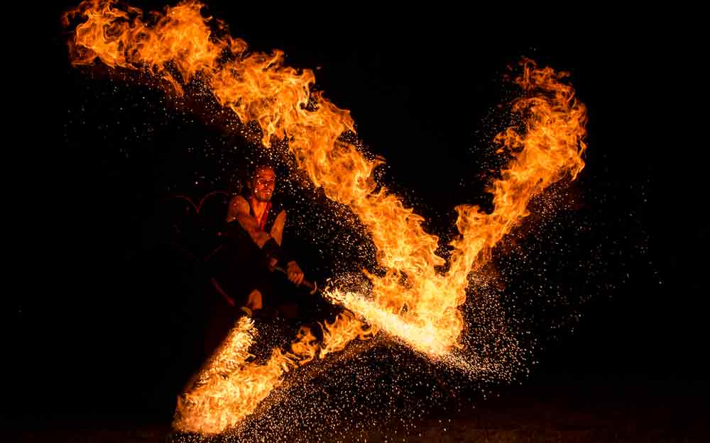 Feuershow in Leipzig Feuerkünstler Feuerspucker Feuerschlucker Hochzeitsfeuershow buchen