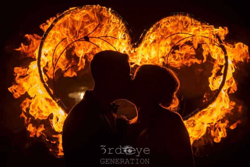 Feuerherz bei einer Feuershow für eine Hochzeitsfeier im Harz