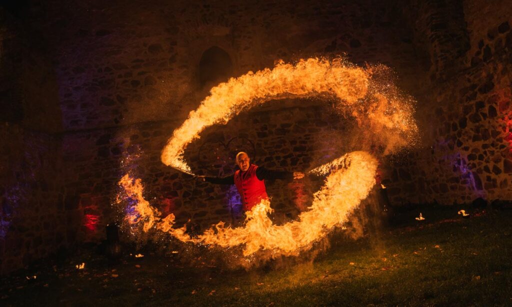 Feuerkünstler aus Leipzig mit einem gigantischen Feuereffekt für seine Feuershow