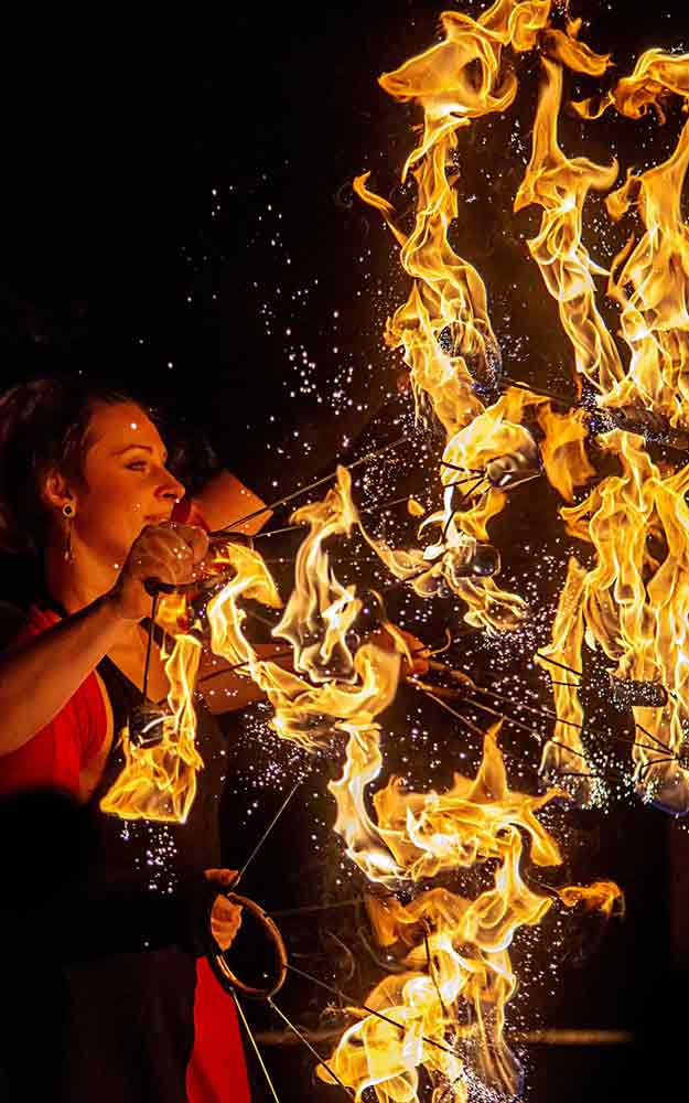 Feuerkünstlerin zeigt auch in Chemnitz ihre Feuershow der Superlative