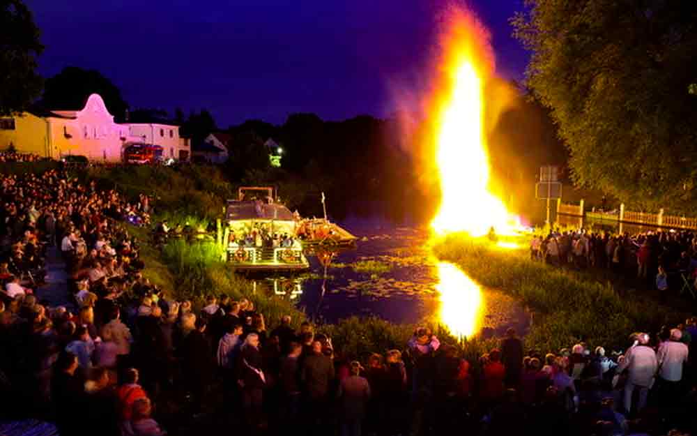 gigantischer Feuersturm bei einer Feuershow in Hannover