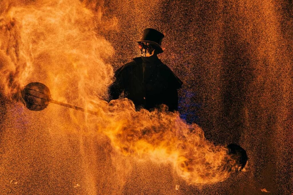 Schutzanzug eines Feuerkünstler in Flammen