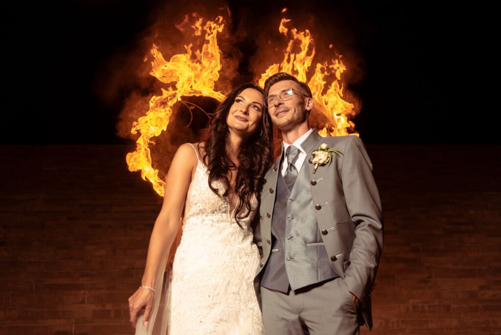Ein Brautpaar mit Feuerherz