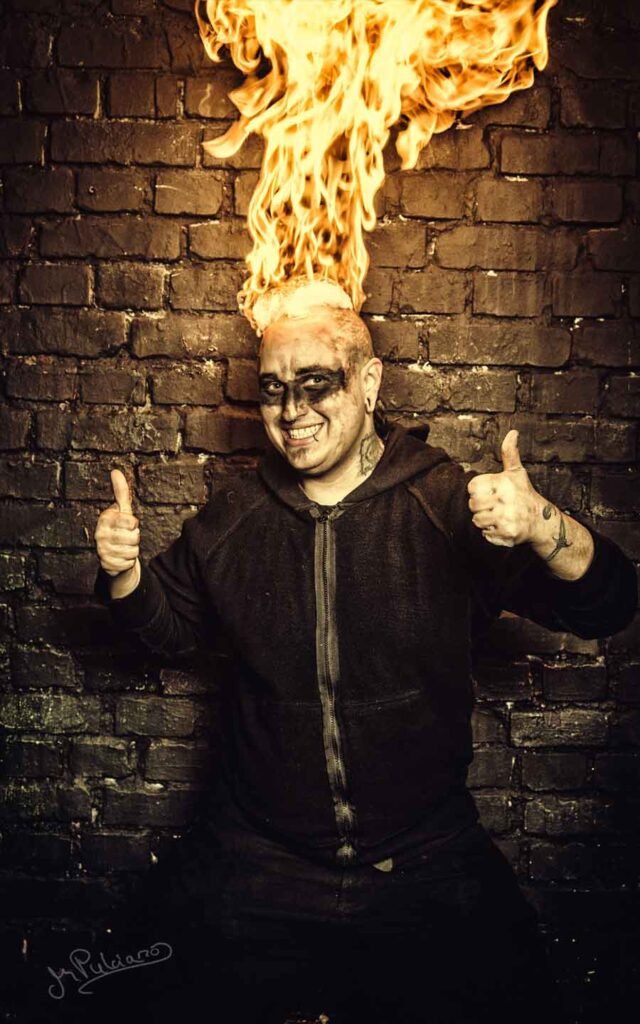 Chef von Freaks on Fire geht ab bei seiner Feuerkunst