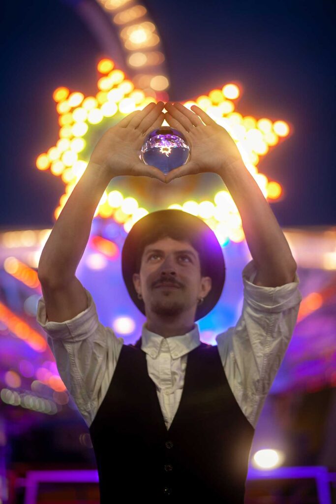 Alan Luadi von Freaks on Fire macht Kontaktjonglage
