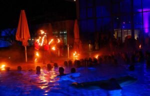 Die Zuschauer direkt im sicheren Wasser